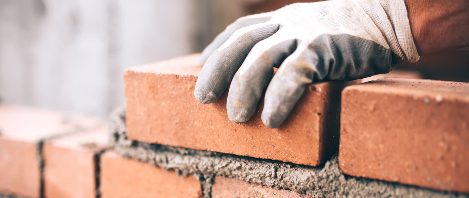 ¿Necesita que nos encarguemos del transporte de materiales de construcción? Llámenos para reservar el servicio