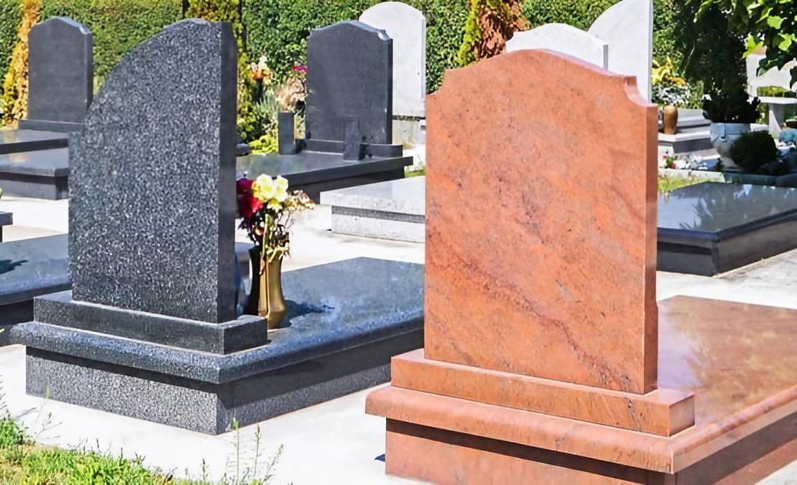 Materiales resistentes y diseños únicos en arte funerario con Juan Pego